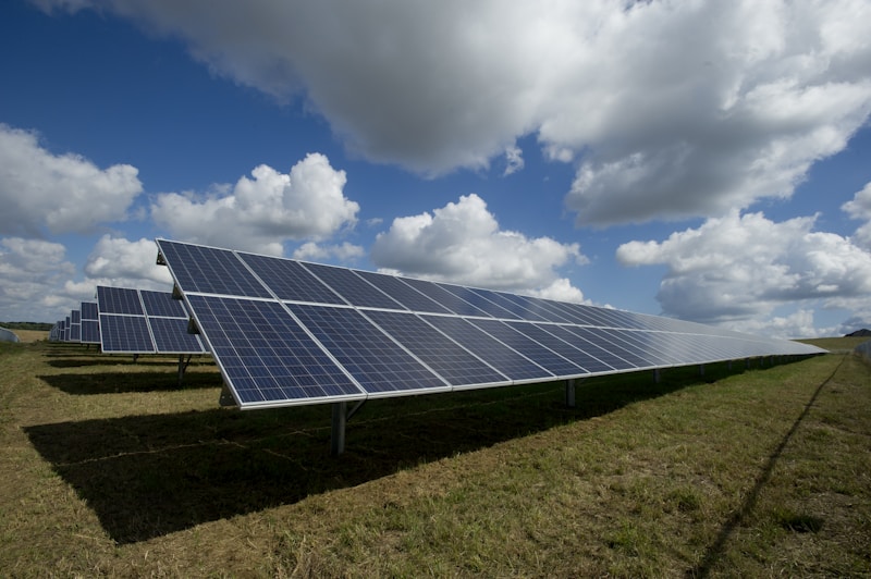 Instalacja fotowoltaiczna na dachu domu z magazynem energii